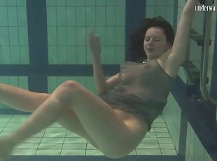 Natural tits solo model perfecting her skills in the pool